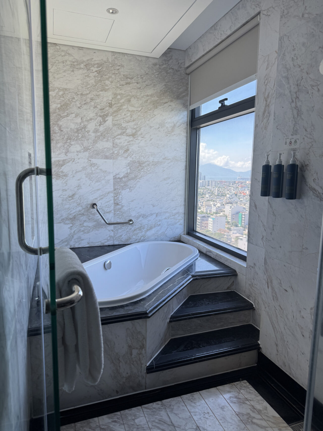 《宿泊記：フォーポイントバイシェラトン・ダナン》セレクトブランドで叶う上質な滞在｜魅力や概要、接客対応、客室