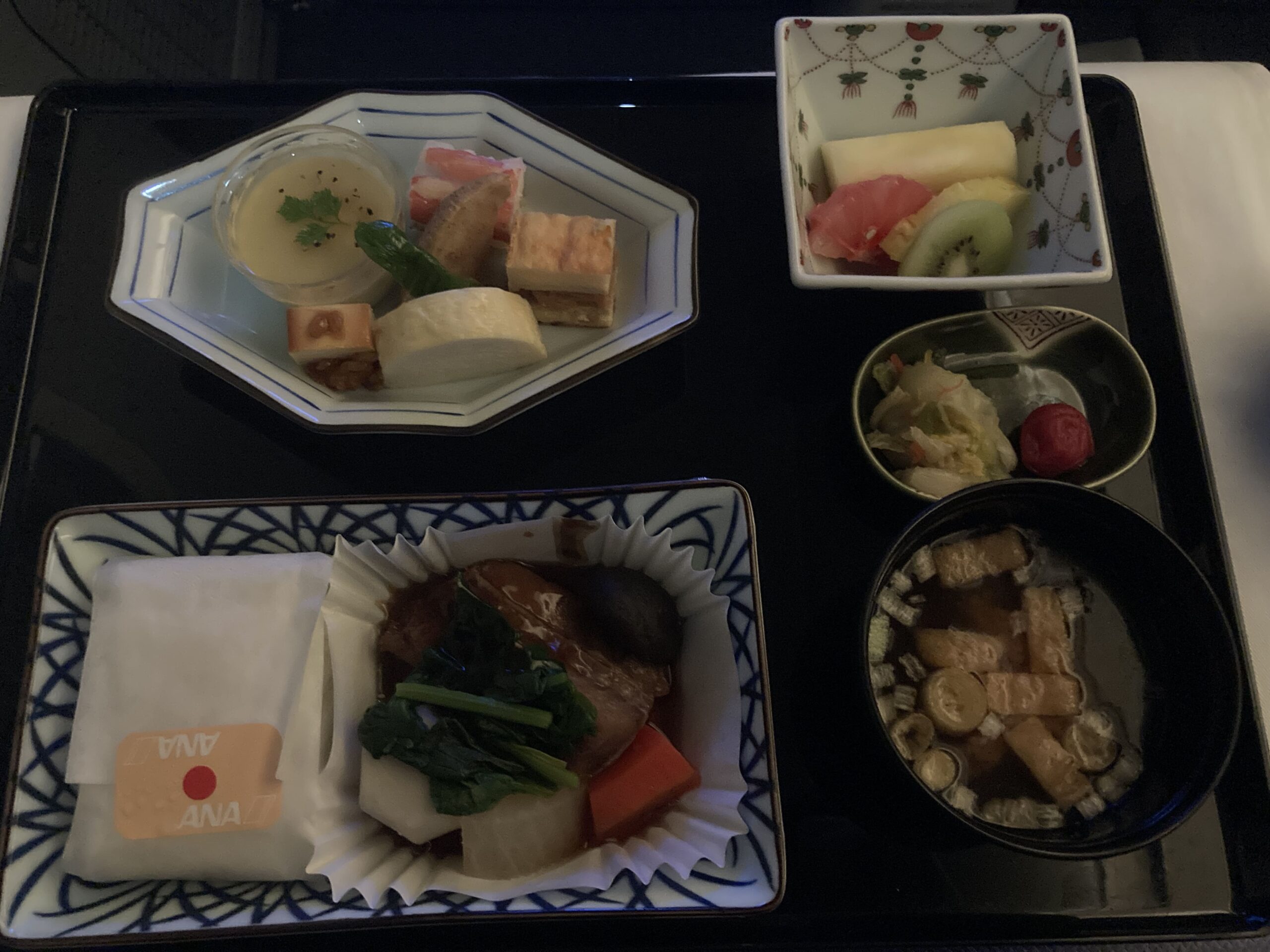 《搭乗記:ANA NH871(羽田→ジャカルタ)》初ビジネスクラス体験|フルフラットの感動と和朝食・アメニティ・Wi-Fiを徹底レポート!