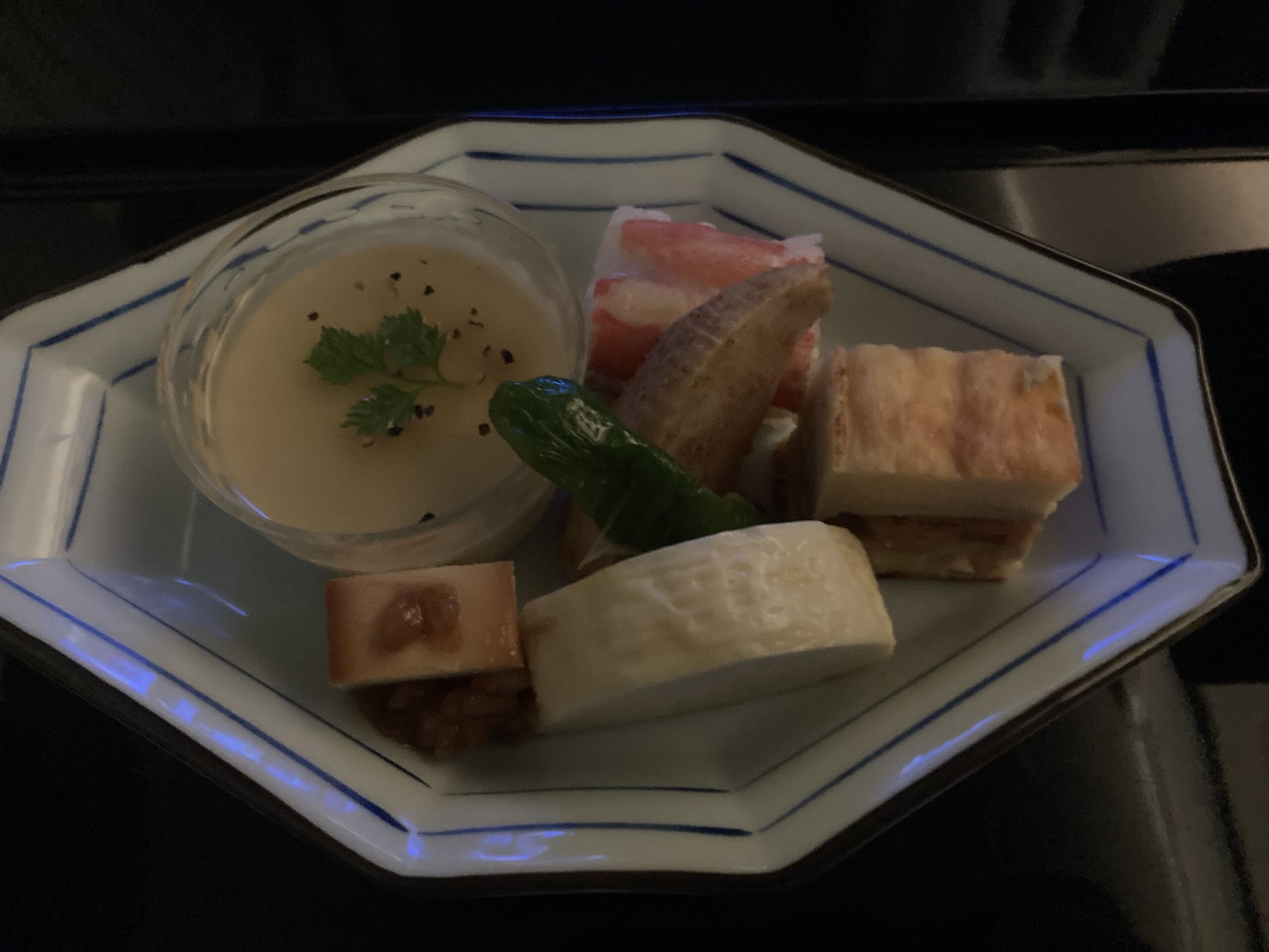 《搭乗記:ANA NH871(羽田→ジャカルタ)》初ビジネスクラス体験|フルフラットの感動と和朝食・アメニティ・Wi-Fiを徹底レポート!