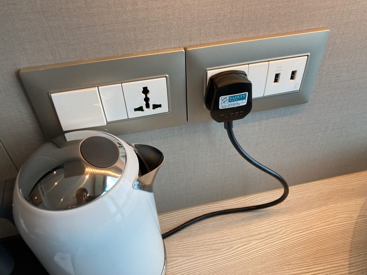 コートヤード·シンガポール·ノベナの客室内コンセント・USBポート